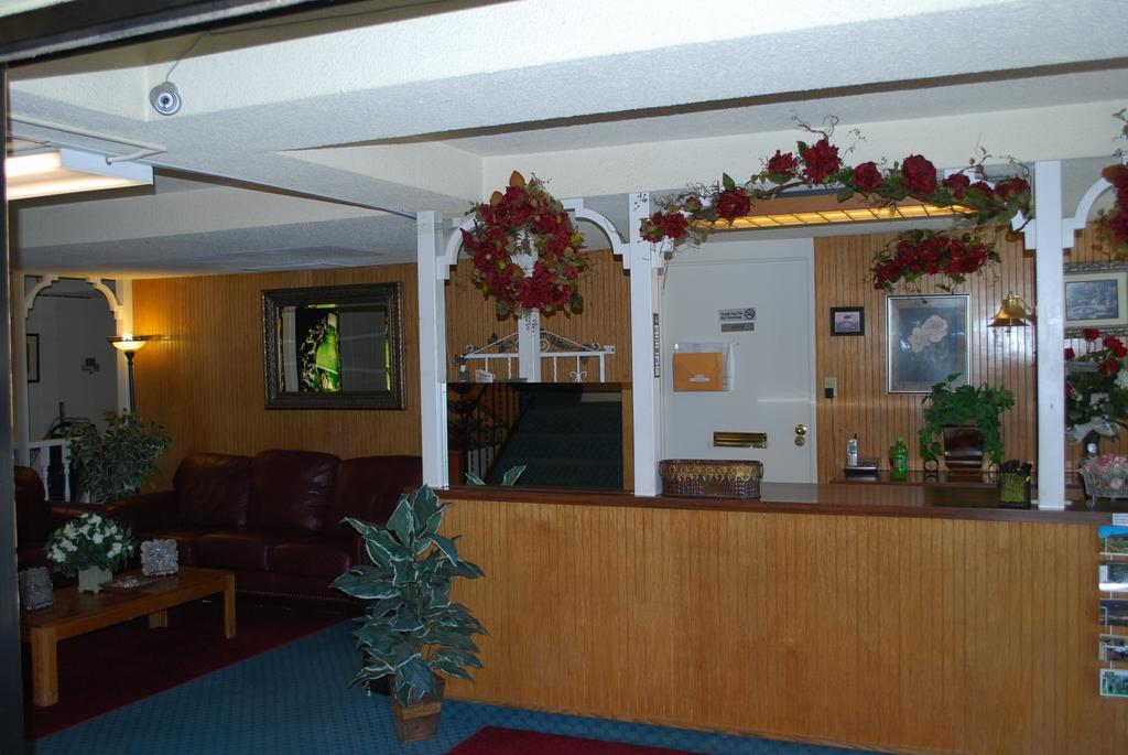 National 9 Showboat Motel