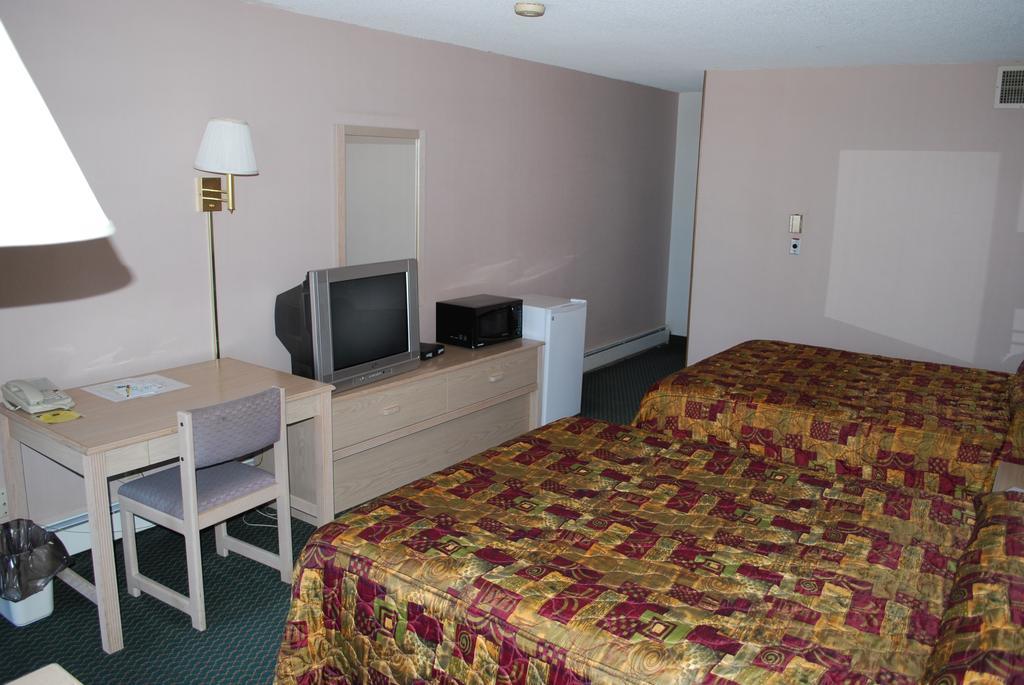 National 9 Showboat Motel 2*