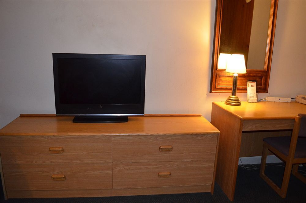 National 9 Showboat Motel 2*